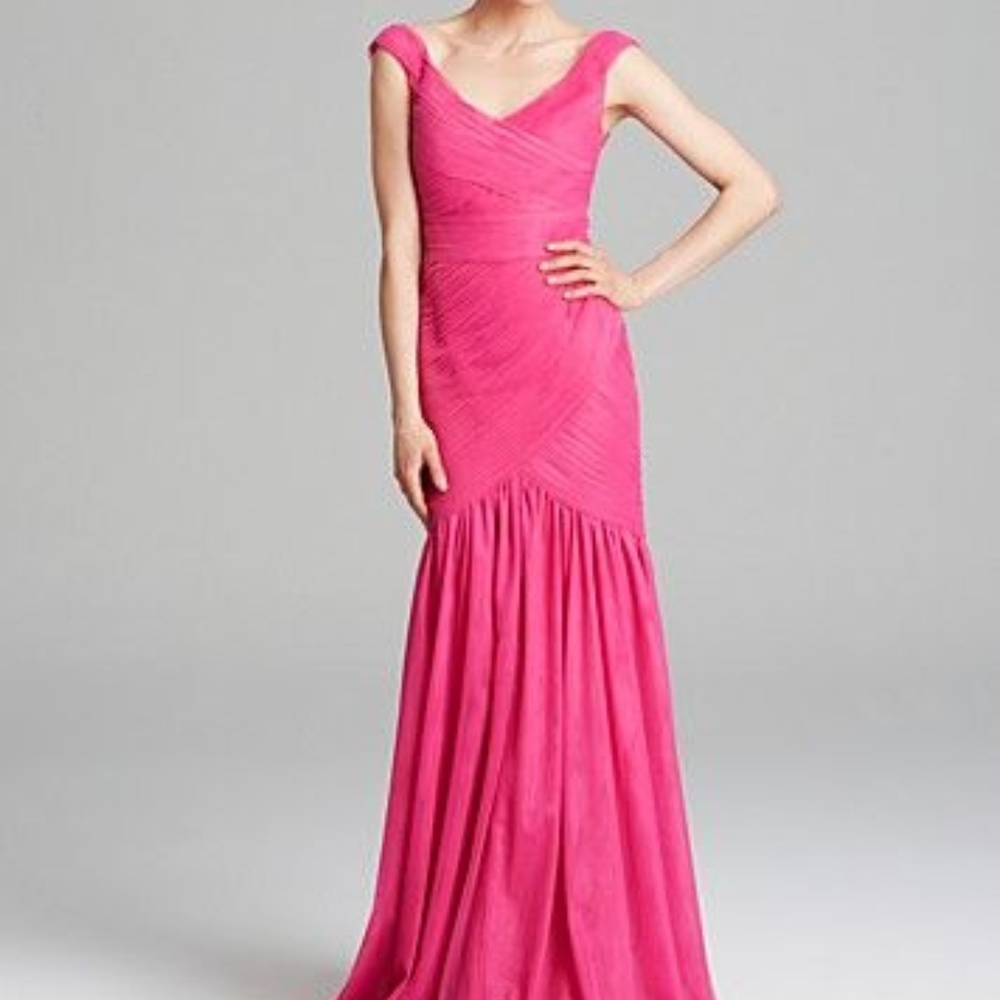 NWT ML Monique Lhuillier Sleeveless V-neck Gown